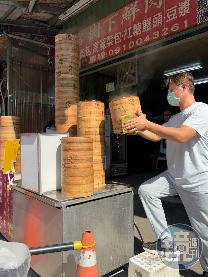 「榕樹下鮮肉包」老闆的蒸籠堆得高高的，雙手從早到晚沒停過。