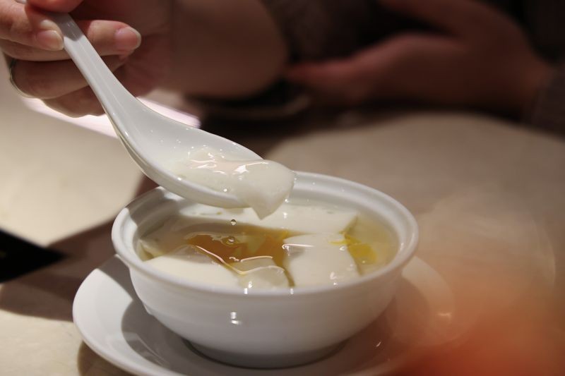 飯後甜點首選杏仁豆腐,精選原豆磨漿,耗時半日手工製作,入喉香滑Q彈甜蜜在心。(橘色提供)