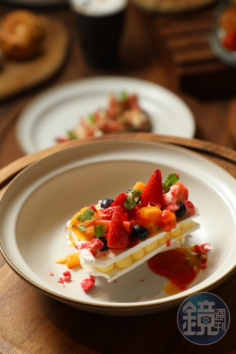 蛋白霜餅包夾百香果甘納許,頂部妝點大量當季鮮果,但「愛漾 Pavlova」的味覺亮點卻是底層的花椒冰糕。