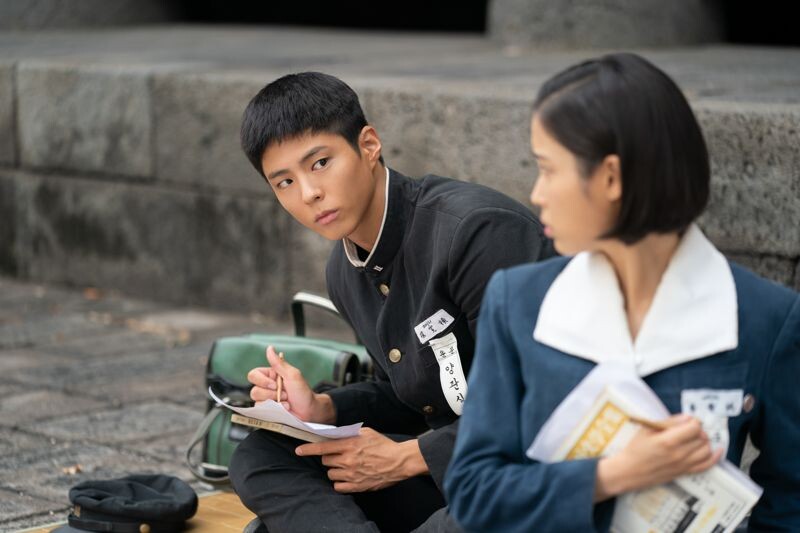 朴寶劍形容他的角色冠植（右）是IU（左）的指南針，永遠只看向她。（Netflix提供）