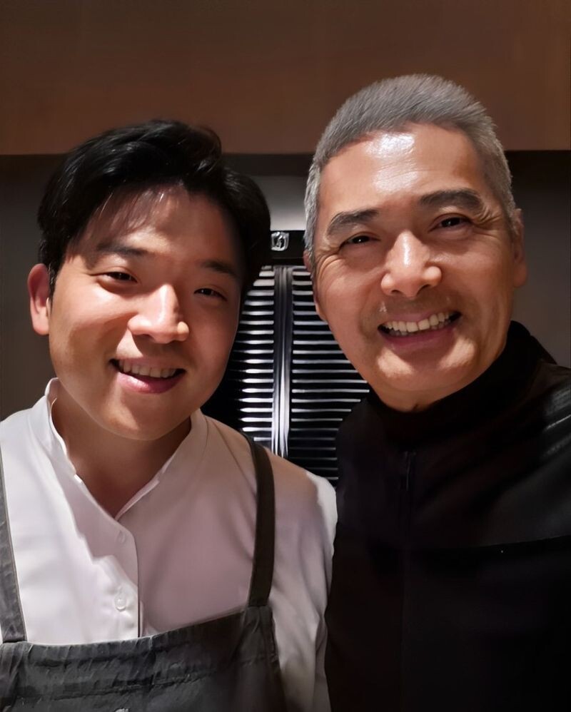 香港藝人周潤發也曾造訪Mosu Hong Kong，並與安成宰留下自拍合影，可見發哥吃得相當滿意。（翻攝網路）