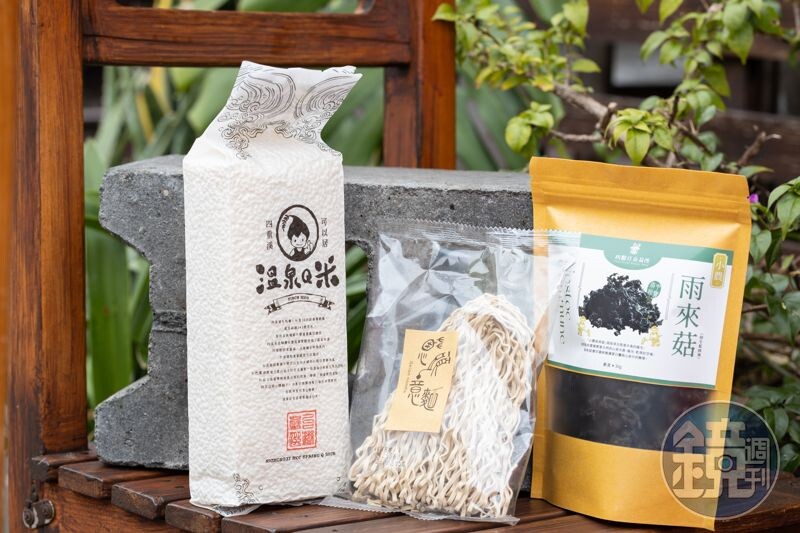 落山風與四重溪水質孕育的「可以居溫泉Q米」(左,150元/包);車城洋蔥烘乾磨成粉融入麵粉中,手工日曬的「落山風蔥頭意麵」(中,100元/3入)與「小農雨來菇」(右,120元/包)都是人氣伴手禮。