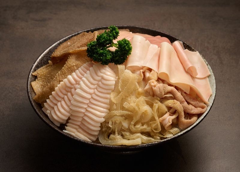 嗜辣者必須單點重慶牛油鍋的靈魂鍋料「內臟拼盤」。(緋花提供)