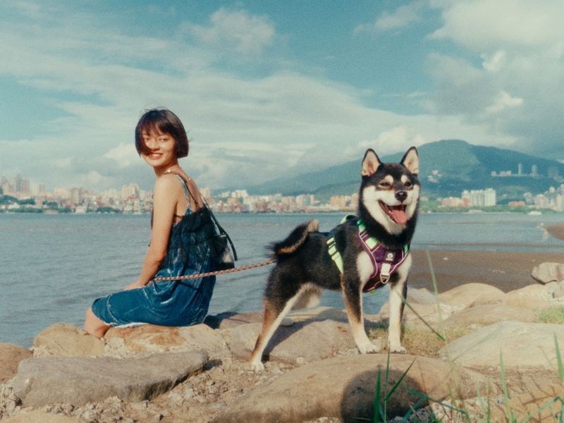 柏妍樺對Kona非常疼愛，只要放假，一定帶著愛犬出門遊山玩水。（翻攝自柏妍樺IG）