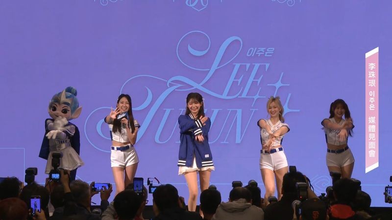 李珠珢跳舞稍微放不開，相當害羞。（翻攝直播）