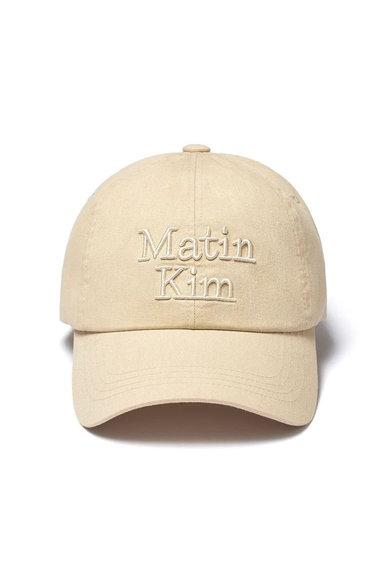 MATIN KIM立體LOGO刺繡棒球帽(卡其色)。NT$1,690(MATIN KIM提供)