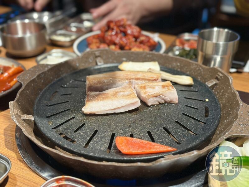 餐廳主打韓式燒肉，會有桌邊燒烤服務，不必自己動手。