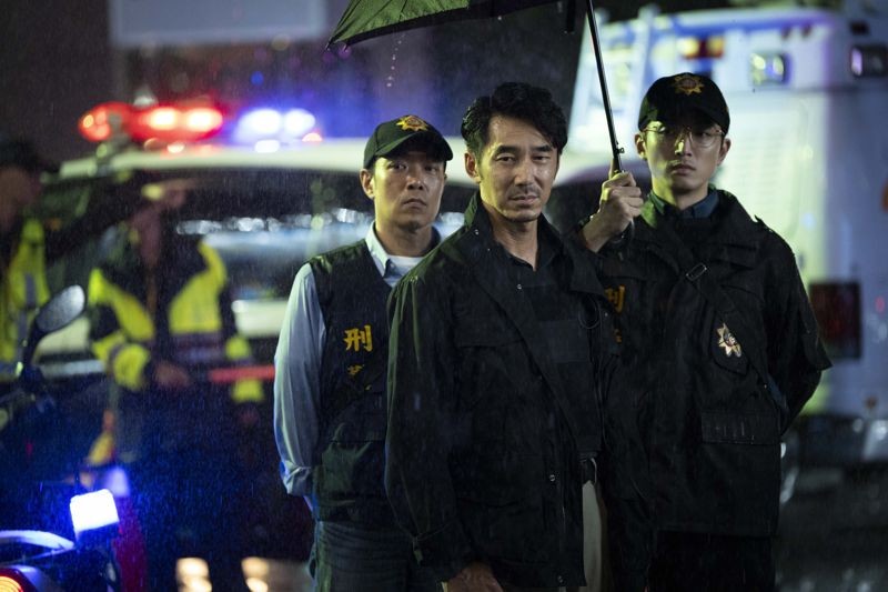 片中飾演警察的李李仁曾透露在虛擬棚拍戲,就跟真的在高鐵上一樣有微晃感。(華影提供)