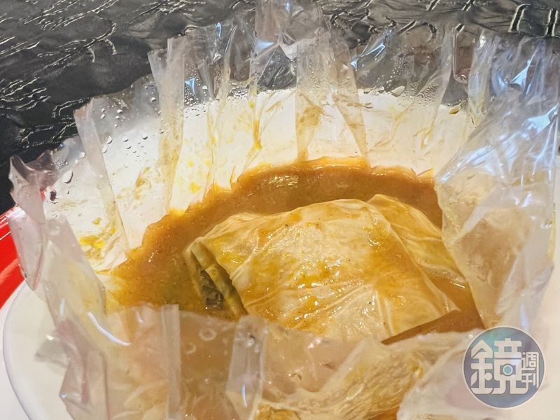 「酸辣腐皮魚」的酸辣風味在濃烈辛香中,依然有著細膩爽口的層次。