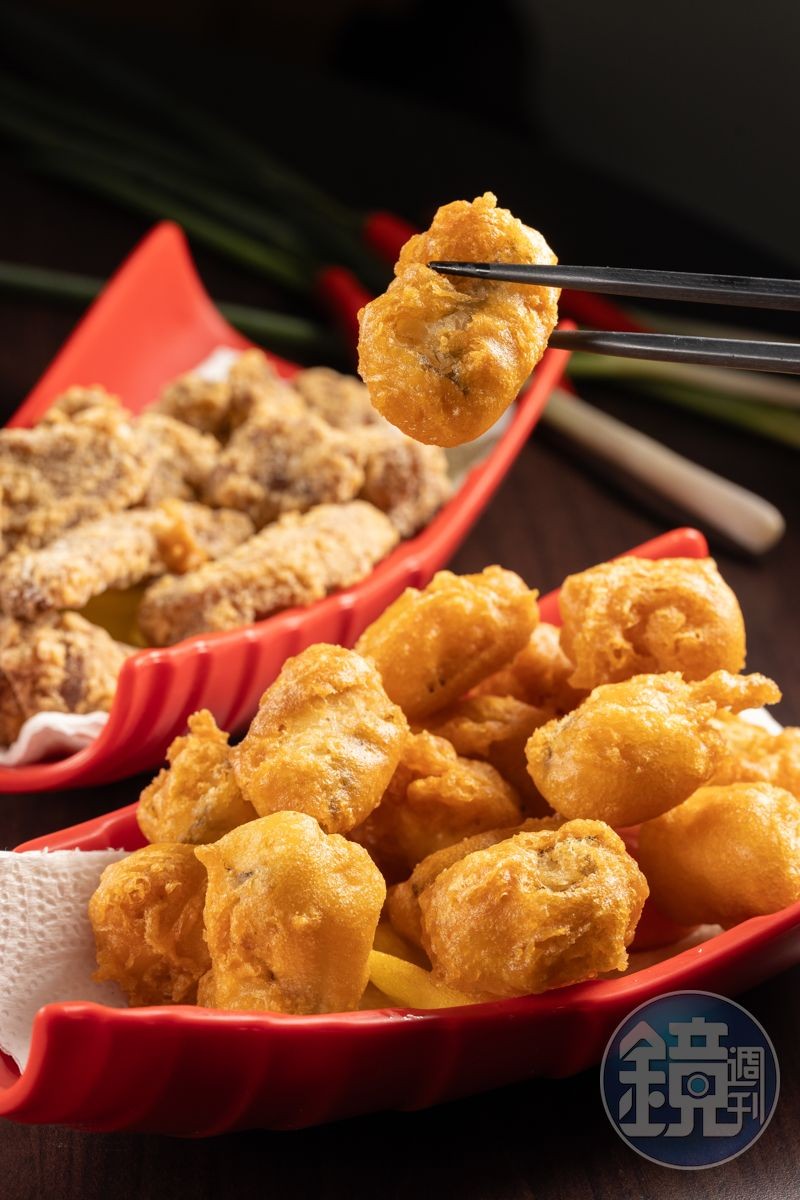 菜單上沒有的「炸那個魚」魚肉鮮嫩且骨細刺軟（前，180元／份）；「炸鮪魚肚」肉質紮實（後，200元／份），同樣是油炸但口感大不相同。