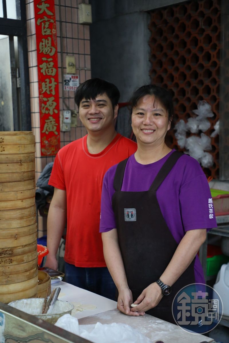 林慧如與蕭明駿兩人包起餃子動作乾淨利落，手速也快。