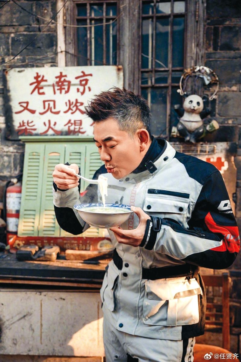任賢齊日前跑去南京騎機車宣傳演唱會，還非常接地氣享用當地美食。（翻攝自任賢齊微博）