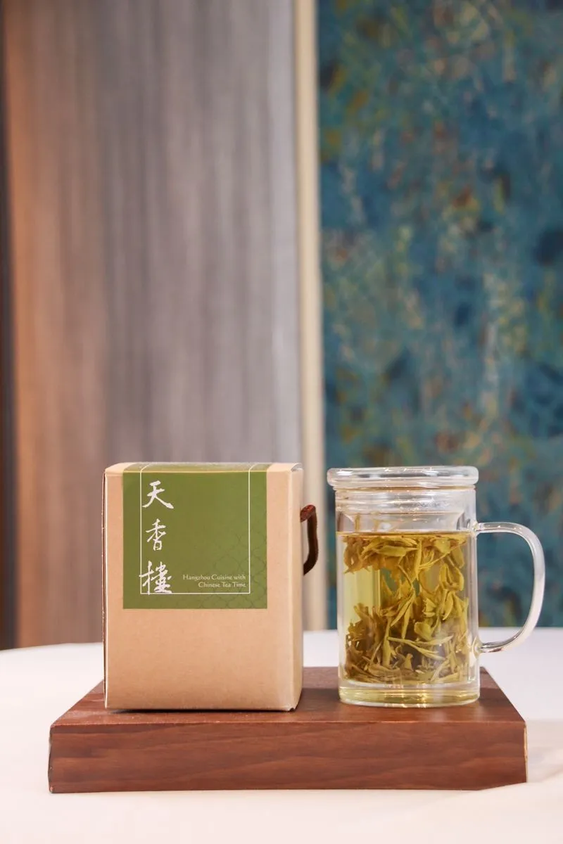 凡媽媽穿著中式風格服飾（如旗袍、唐裝等中式設計元素）到天香樓赴宴，即贈送天香樓茶杯三件組（價值1,280元）。
