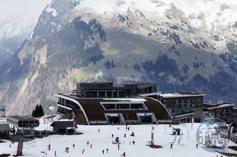 走出度假村的Ski Room就能搭乘不同路線的纜車，直達雪場制高點。