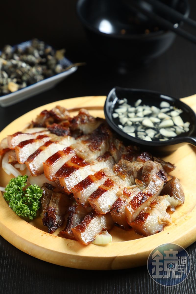 「鹽烤五花肉」使用台東溫體豬,再以胡椒、花椒、五香等香料醃製後火烤。(200元/份)