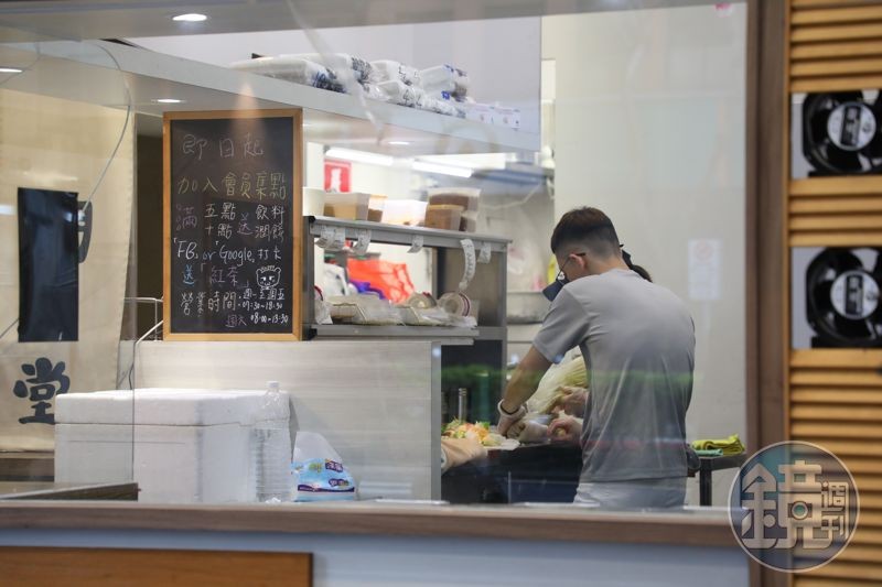 隔著透明櫥窗,可以看到潤餅皮製作、捲料的過程。