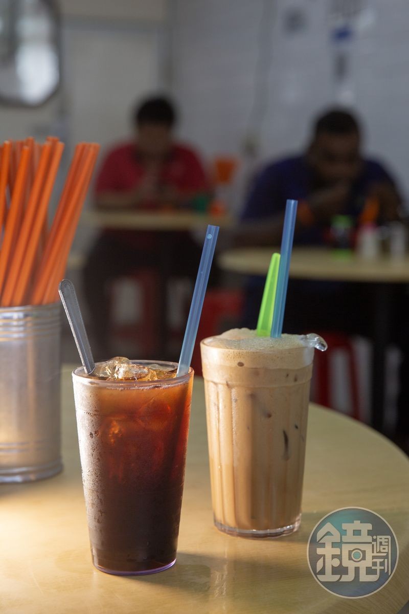 「家家冰」（右）與「八寶茶」（左）都是店內最受歡迎的飲品。