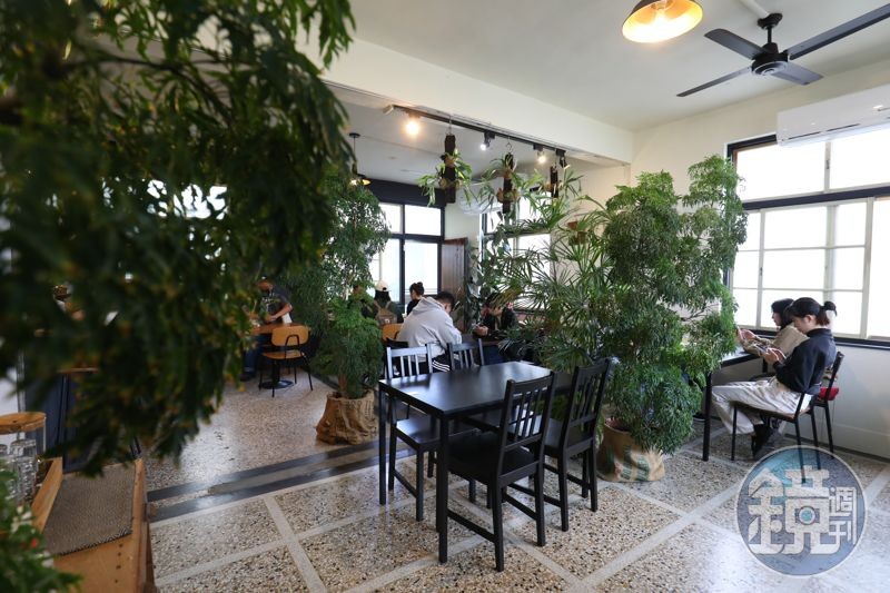 餐廳內外的每個角落都被花草綠木包圍著。
