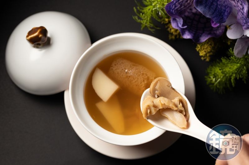 以古法繁複程序蒸製的「松茸春筍竹笙燉响螺」,湯色清澈,入口有味。(粵宴套餐菜色,3,800元/人)
