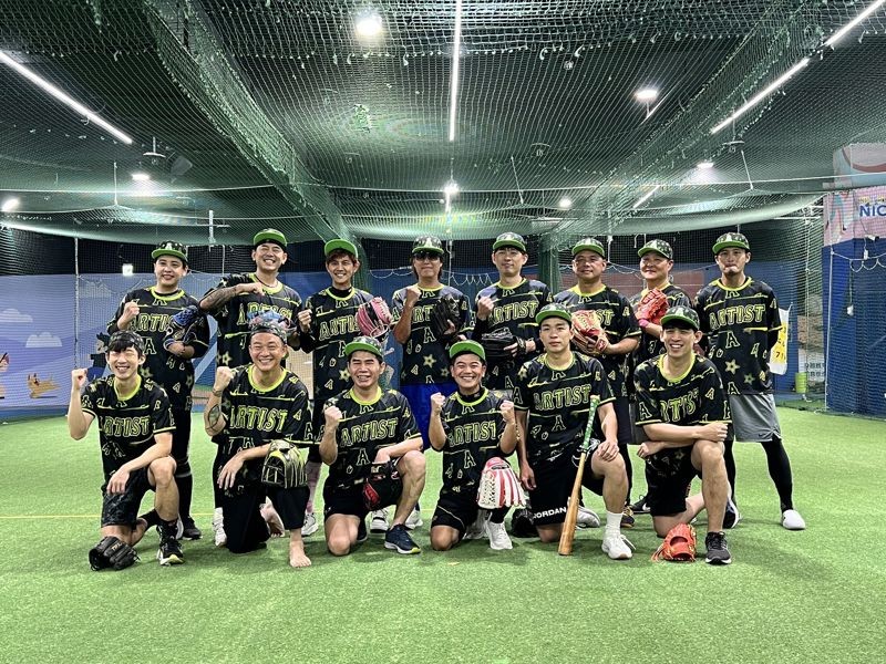 黃鐙輝、阿翔、馬國畢、阿Ben、董事長樂團吉董與梅賢治等熱愛棒球的藝人組成「閃亮之星，我們都愛短今！」棒球隊報名參戰世壯運。（民視提供）