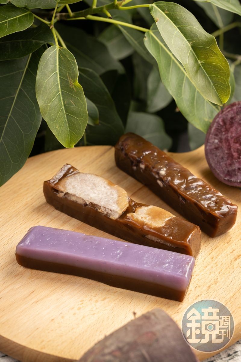 除了原味,使用新鮮「紫地瓜」 (前)、「芋頭」(中)與「紅豆」(後)製作的雙糕潤都是人氣之選。(皆12元/個)