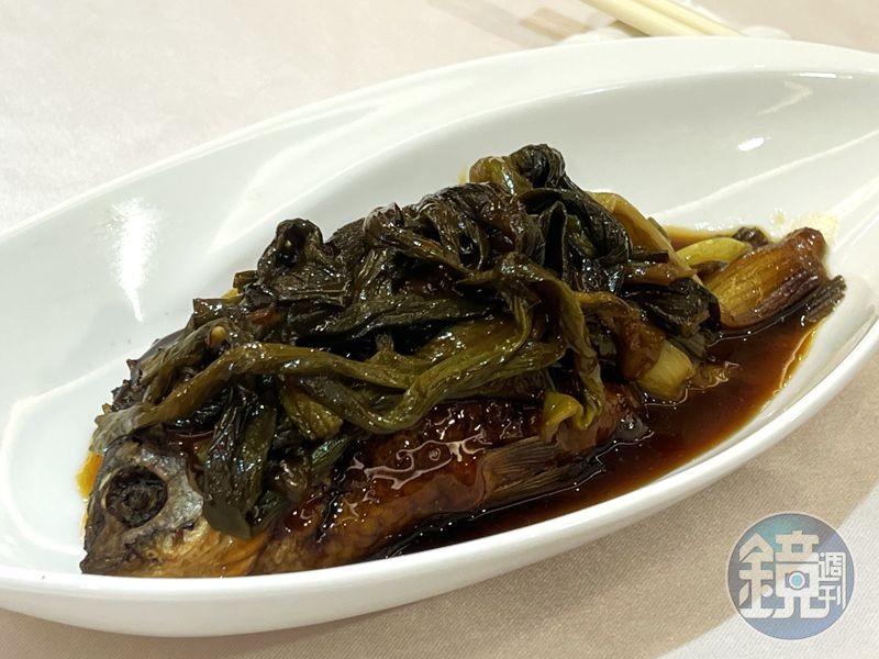 大尾帶卵的「蔥烤鯽魚」非常入味，上頭鋪滿㸆過的青蔥。