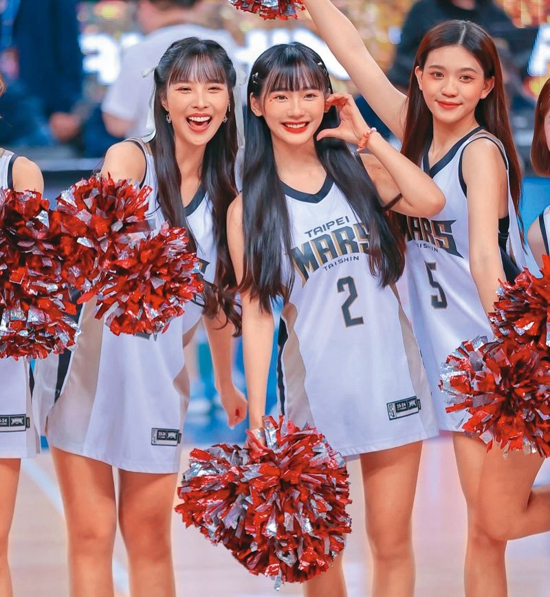 昆娜（中）棒籃雙棲，待過富邦、台新、台啤，現為「小龍女」與「慕獅女孩」。（翻攝自昆娜IG）