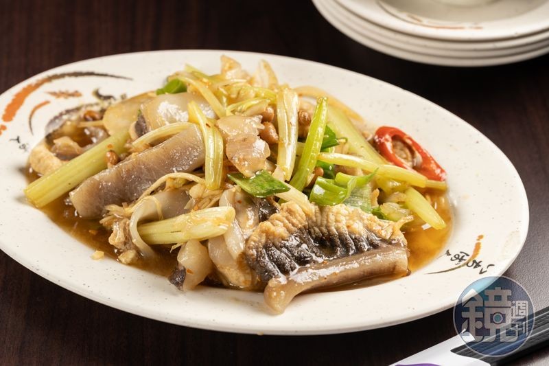 「炒鯊娘尾」使用鯊魚尾巴部位，能同時吃得到魚皮膠質的Q彈與魚肉的鮮嫩。（220元／份）