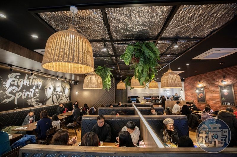 羅東旗艦牛排館作出口碑後，即使是平日，一到中午用餐時間常常高朋滿座。