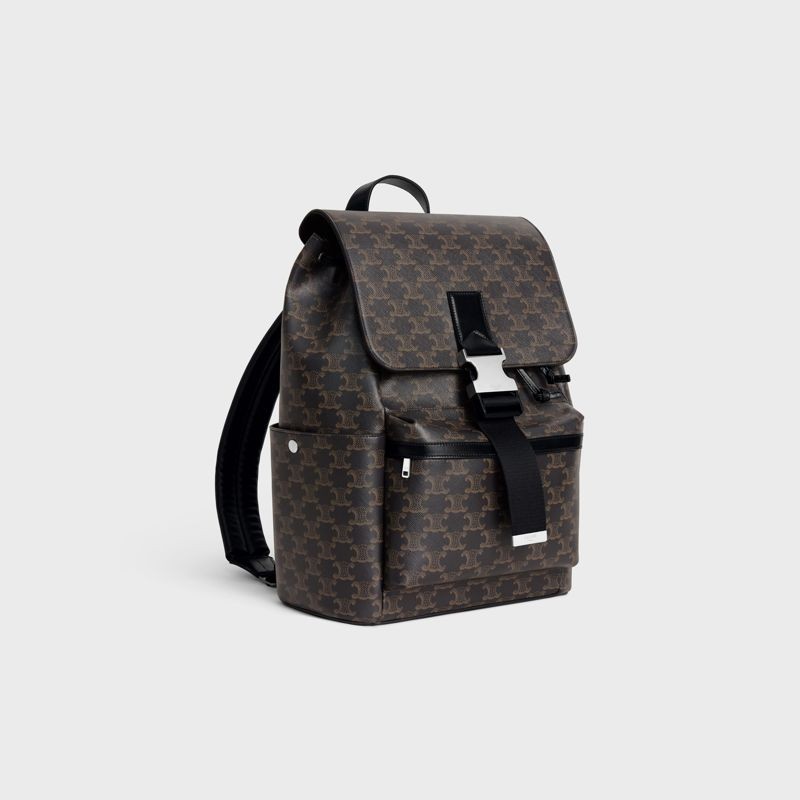 CELINE Triomphe標誌印花及牛皮革背包。NT$90,000(CELINE提供)