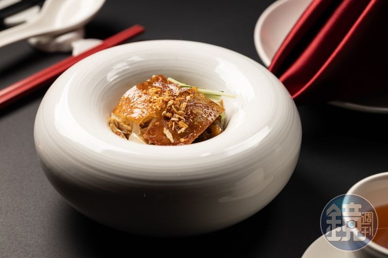「川味脆皮手撕雞拌蜇頭」是川粵風味的巧妙結合。(粵宴套餐菜色,3,800元/人)