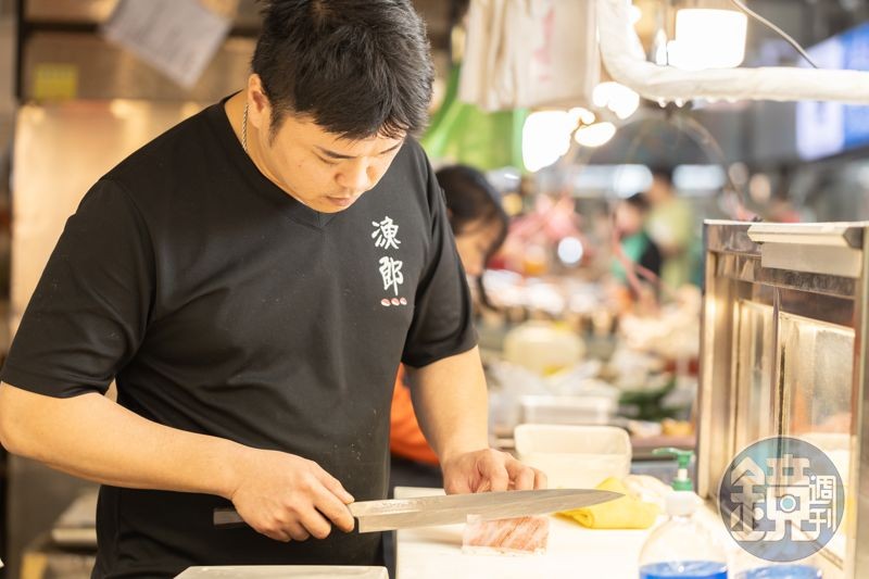 漁郎生魚片老闆曾信宏非常有個性，話不多但為人海派，不少老顧客都主動替他打廣告。