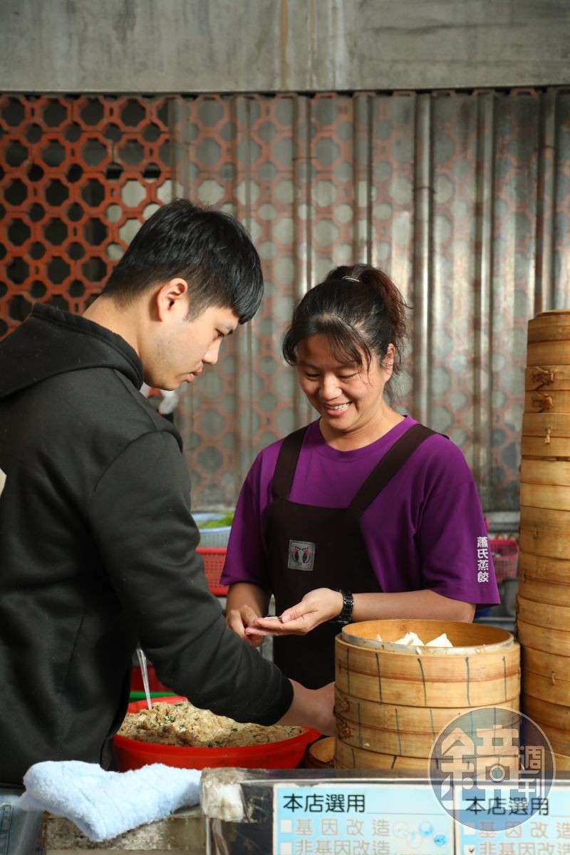 林慧如（右）與小兒子蕭明駿（左）一同傳承小吃店。