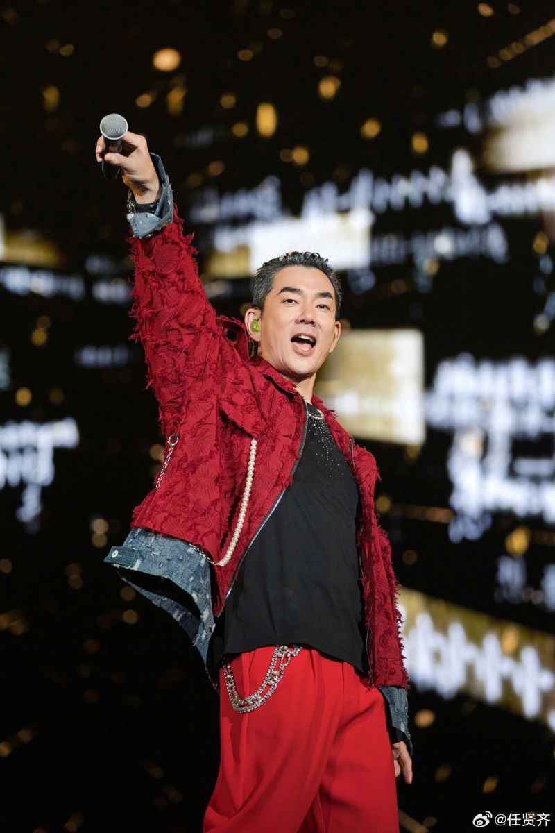 任賢齊為「齊跡二〇二五」巡迴演唱會在世界各地跑透透，還常到各地看房地產。（翻攝自任賢齊微博）