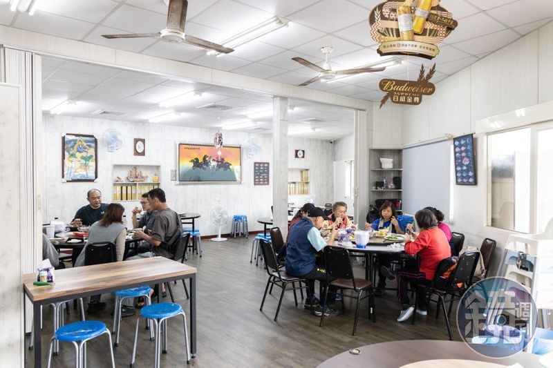 店內用餐環境乾淨且提供冷氣，是在地人聚餐的好去處。