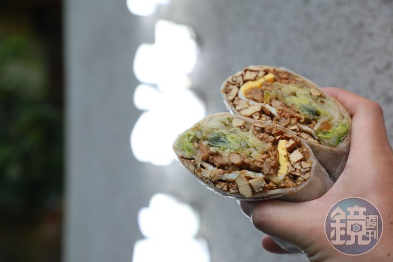 「泰式打拋豬潤餅」麵皮有張力，餡料豐富夠味，一捲分量足以當正餐。（85元／份）
