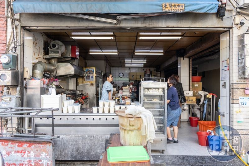 父親做饅頭40多年,搬遷至此店面開業已有30逾年,店內目前由第二代兄弟李展潤與李禎祥共同經營。