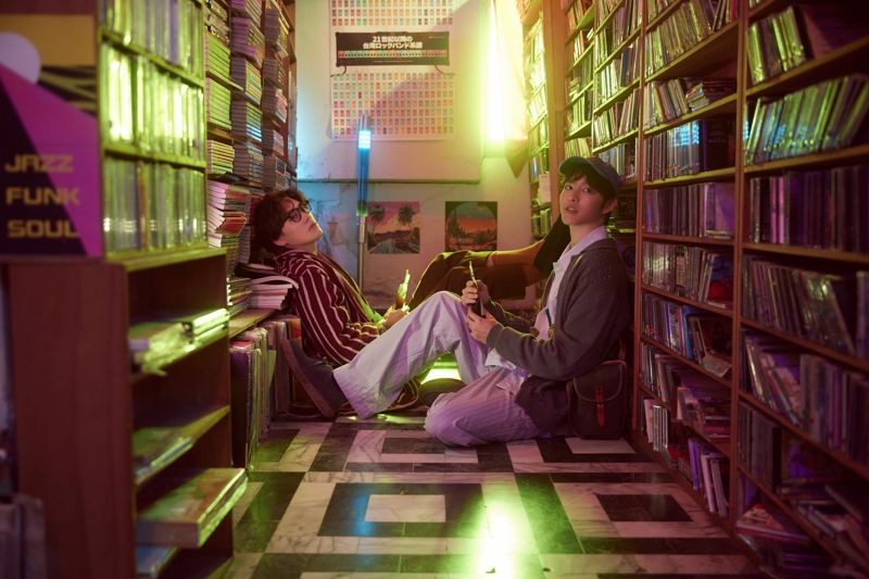 雲安飾演錄影帶店神祕老闆,與曹佑寧首度合作。(相信音樂提供)