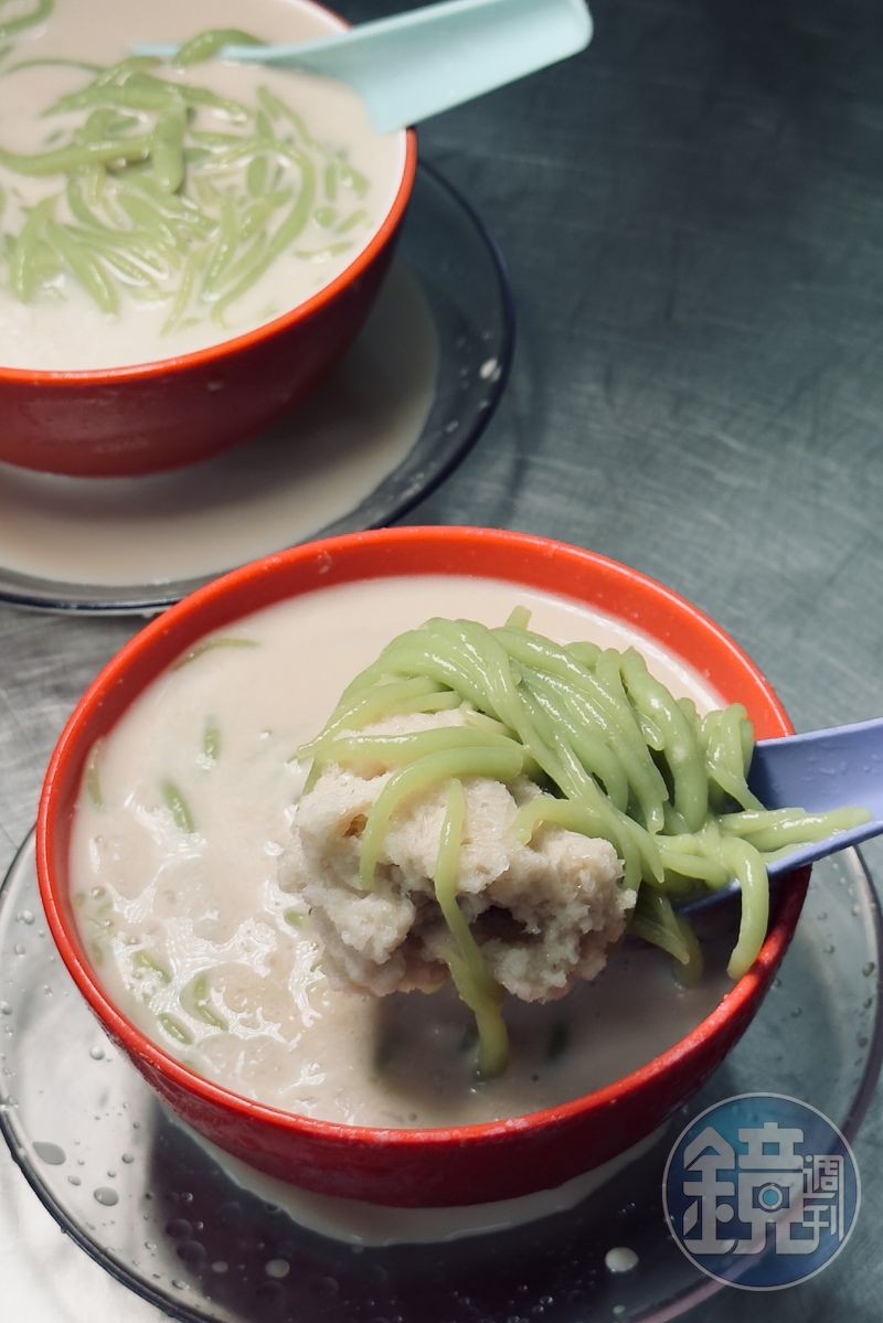 Ansari Famous Cendol的煎蕊口感軟嫩爽滑，淋上椰奶與椰糖漿，美妙滋味讓許多人一吃就上癮。（馬幣2.5元／碗，約NT$20）
