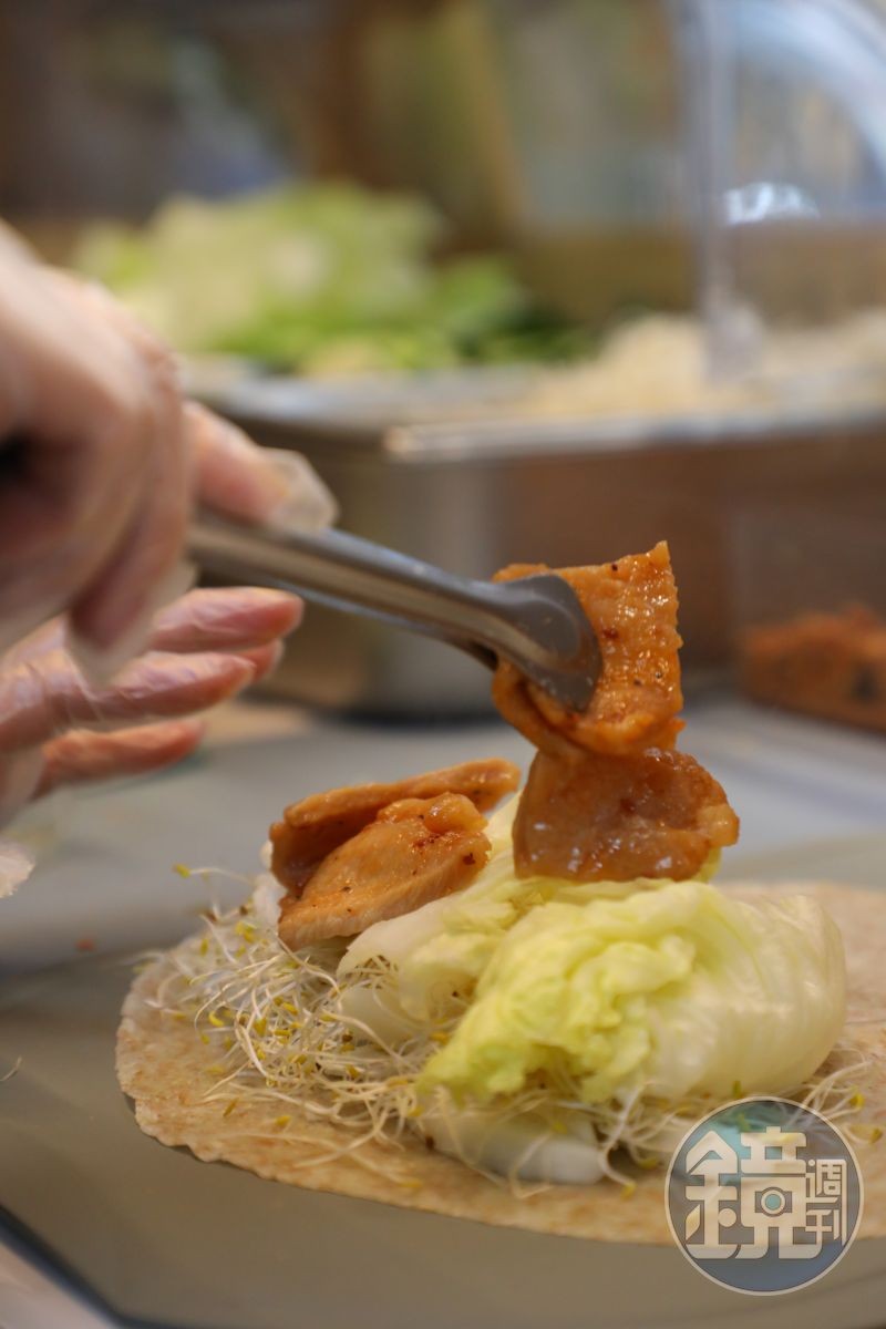 「豬里肌蔬捲」的肉片有炭香，還會淋上開胃的芥末法式油醋醬。（110元／份）