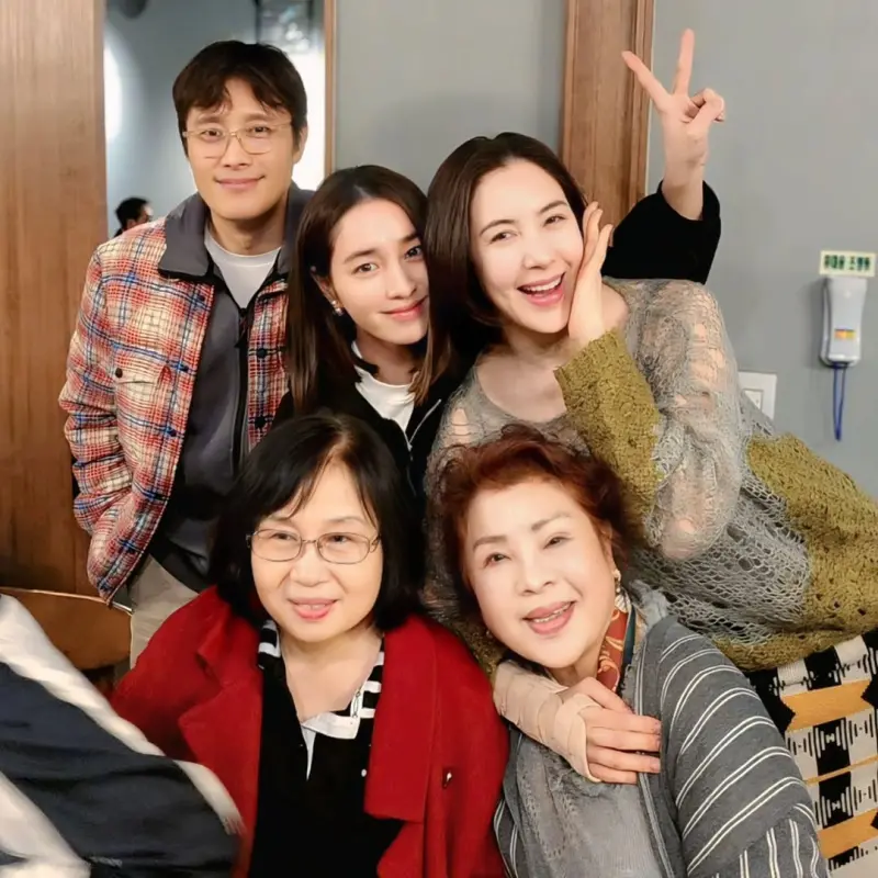 ▲李炳憲（後排左起）、老婆李珉廷、妹妹李智安合照曝光。（圖／李智安IG）