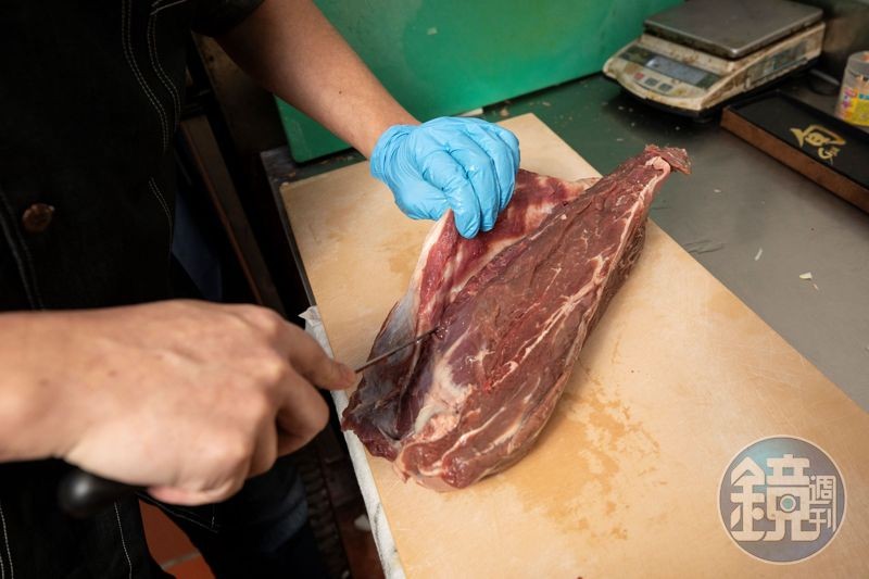牛排煎煮前，會進行手工分筋、修筋，以提升肉品吃起來的品質，這是鬥炙牛排高貴不貴的祕訣。