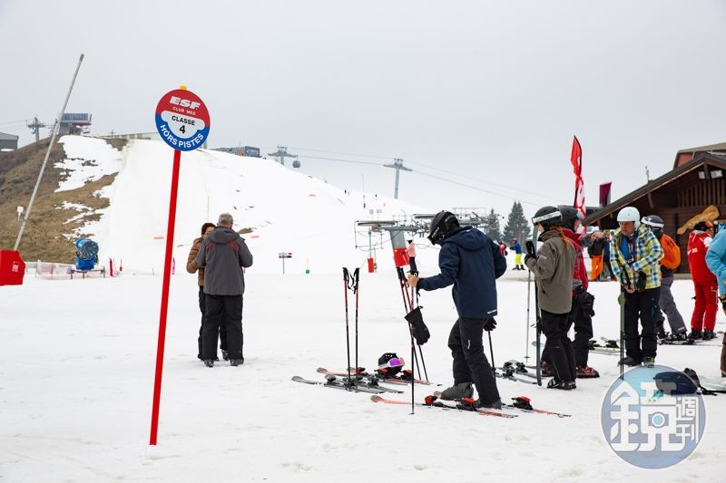 Club Med的免費分級分齡滑雪課程，針對Ski（雙板）就分七、八級，Snowboard（單板）也有四級，讓同班同學都能保持程度相近，學習更有效率。