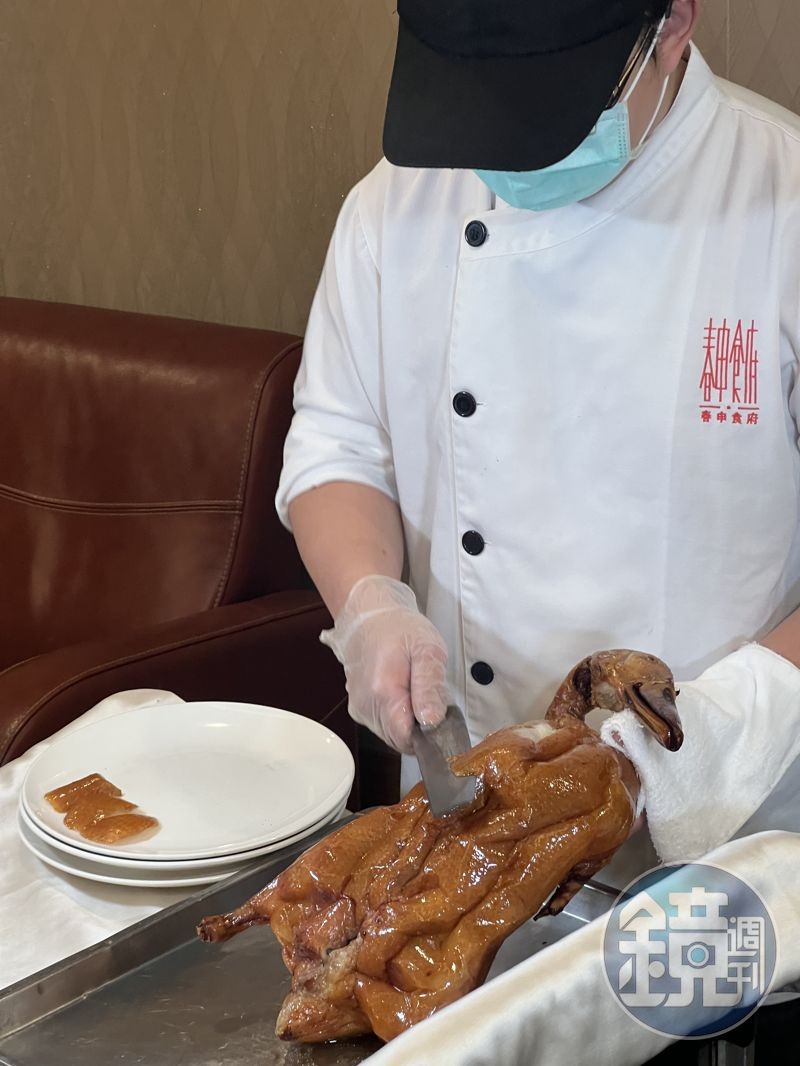 烤鴨出爐後，會由師傅桌邊服務片下鴨皮鴨肉。