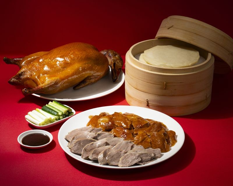 以掛爐方式製作的「櫻桃片皮鴨」，是從開幕就熱賣的人氣料理。（春申食府提供）