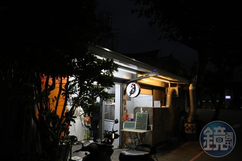 久久臭豆腐在民宅擺攤，店面不顯眼，很多在地人下班後會特地買回家吃。