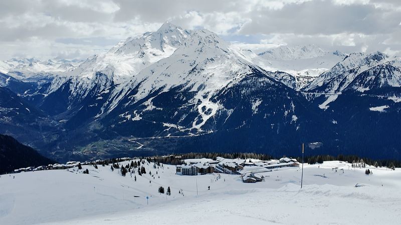坐落海拔 1850 公尺山腰的Club Med La Rosière,是滑雪後最舒適溫暖的歸宿。(娜塔蝦提供)