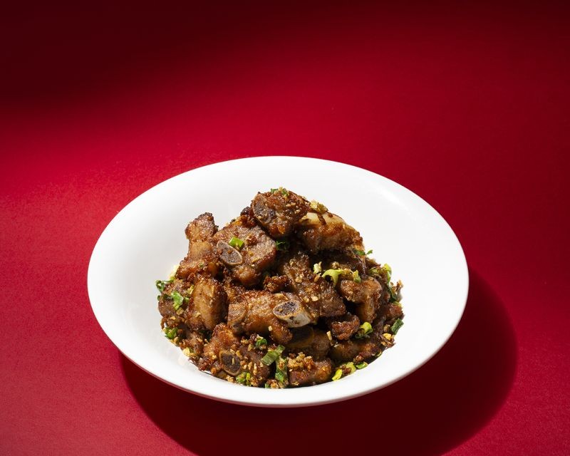 「蒜味嫩子排」醃製入味，蒜香濃郁。（春申食府提供）