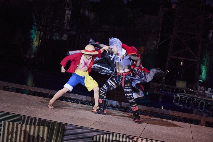 【旅奇傳媒/日本部報導】日本環球影城將於今夏7月1日（二）至10月6日（一）期間，舉辦以在《週刊少年Jump》（集英社）上連載的人氣漫畫『航海王』為主題的年度限定活動『航海王盛夏劇場 2025』。在水世界演出，共92場 1天1場／有休演日，活動時間為18:15開場／18:45開演，一場約80分鐘，可於日本環球影官網城線上購票： https://www.usj.co.jp/web/ja/jp/events/onepiece/summer-2025   自2007年起，環球影城每年都會舉辦『航海王盛夏劇場』，擁有極高的滿意度，更以壓倒性品質與規模，在不斷進化的 「航海王」世界中，創造超真實的主題公園體驗。  今年的『航海王盛夏劇場 2025』 也將推出3項遊樂設施。現場表演秀『航海王盛夏劇場 2025』，不僅有在眼前展開精彩的戰鬥場面，還有令人難忘的感動體驗。草帽一行人的「魯夫」和成為四皇的「千兩小丑 巴其」都將參與其中。  此外，還有可以享受香吉士特別款待的餐廳『香吉士海賊餐廳』，以及可以進入故事世界，與「魯夫」、「騙人布」一起全身心體驗超刺激、超逼真的過山車『航海王 × 故事乘車遊』。  ▲去年的航海王盛夏劇場演出照片。 圖：日本環球影城 M & © 2025 Universal Studios. / 提供