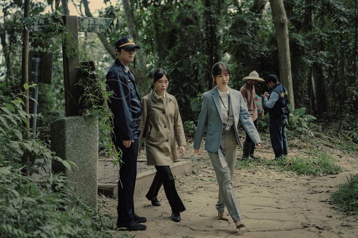 ▲《The Outlaw Doctor 化外之醫》劇照——蘭潭後山步道。　圖：公視、中華電信、瀚草文創／提供